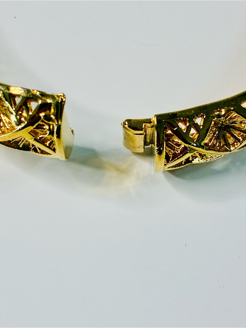 Stackable Gold Filigree Openwork Bangle Bracelet - Elegant Women's Jewelry - Picture 13 of 14